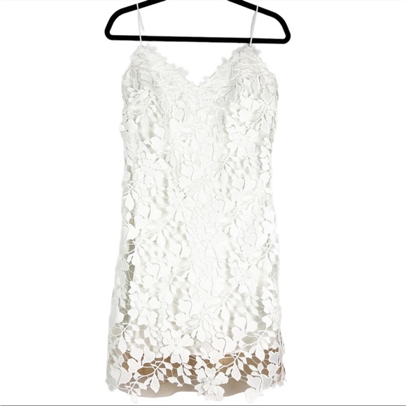 Vera Wang White Embroidered Lace
Dress 6 - Picture 2 of 12